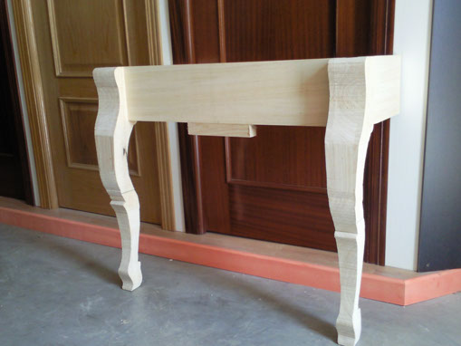 Consola de madera en crudo